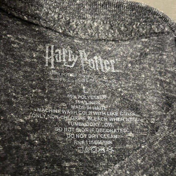 Harry Potter Mens Size Large T-shirt Hogwarts Crest Dark Heather Gray House - Picture 2 of 3